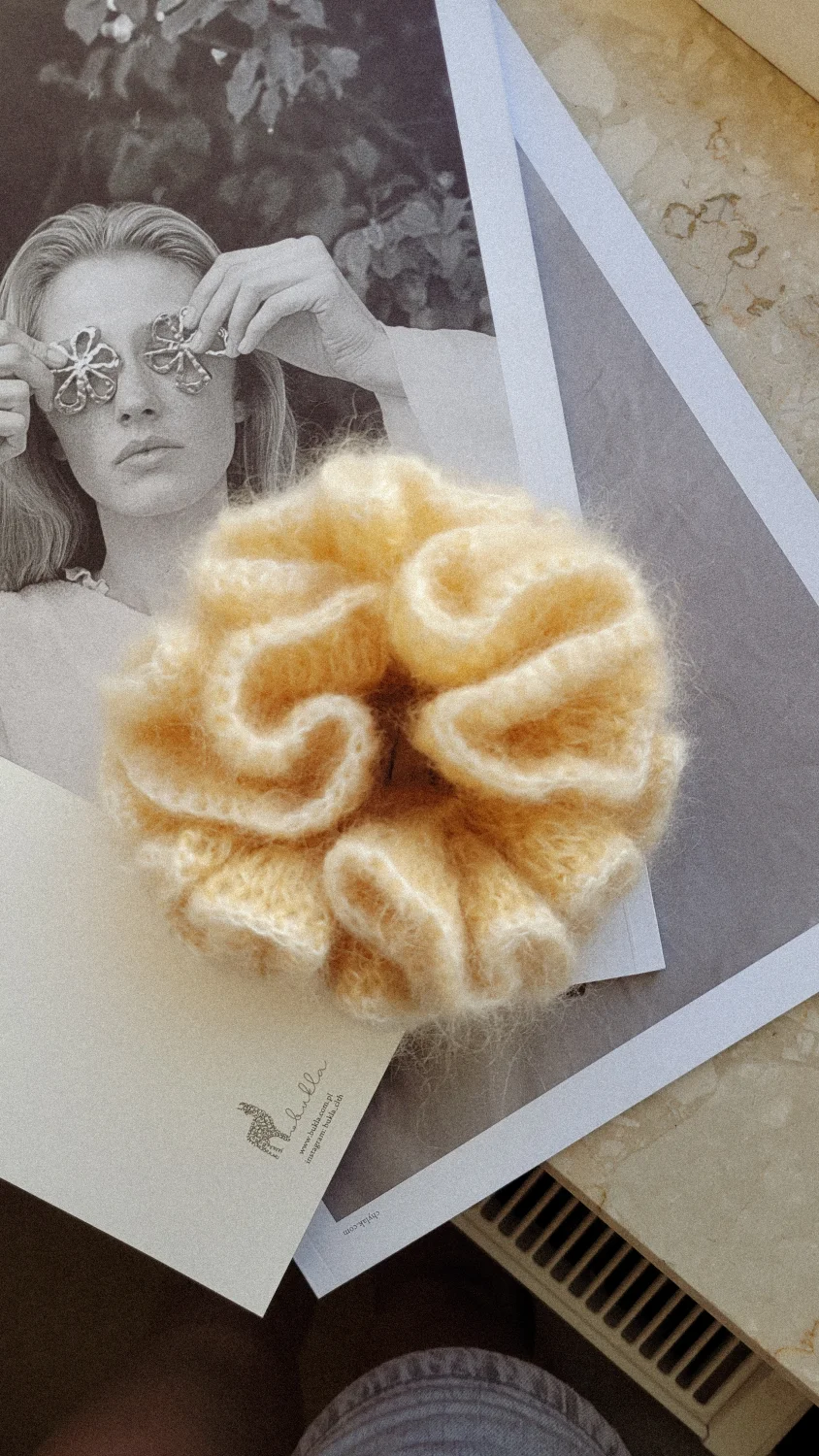 Scrunchie z moheru Masełko z białą obwódką